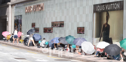 [이데일리 이영훈 기자] 명품 가격 인상을 앞둔 지난해 8월 서울 중구 신세계백화점 본점 명품관 앞에 고객들이 줄을 선 모습.