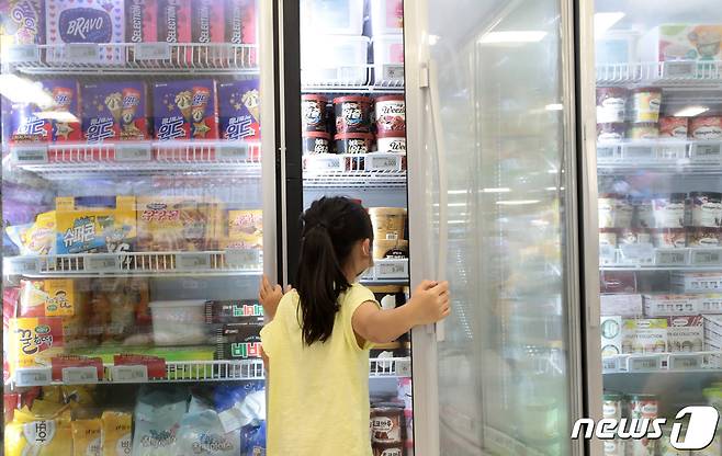 서울 이마트 용산점에서 시민들이 아이스크림을 고르고 있다. 2021.7.16/뉴스1 © News1 이성철 기자