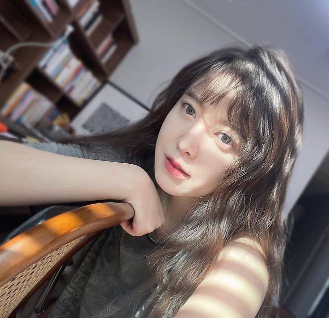 Seoul = = Actor Ku Hye-sun flaunted dolllike visualsKu Hye-sun posted a photo on his 27th day with an article entitled NFT Open Chat Room Certification Selfie.In the photo, there was a picture of Ku Hye-sun leaning on a chair and taking a selfie in a room where the sunshine came in.Natural wave perms and smooth skin attract attention with the beauty of Ku Hye-sun.Meanwhile, Ku Hye-sun is actively working as an artist and director as well as an actor.Last year, he signed an exclusive contract with IOK Company, which belongs to Lee Sung-jae, Yoo Jung-ho and Kim Hae-in.