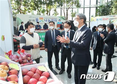 한국수자원공사 박재현 사장(사진 앞 가운데)이 지역 농민으로부터 제품 설명을 듣고 있다.© 뉴스1