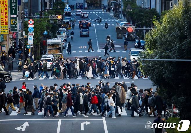 日本東京都で 15日鼻でも19 拡散世が持続している中に人々がマスクをかけて道路を横切っている. (C) ロイター=ニュース1 (C) News1 ワンテソング記者