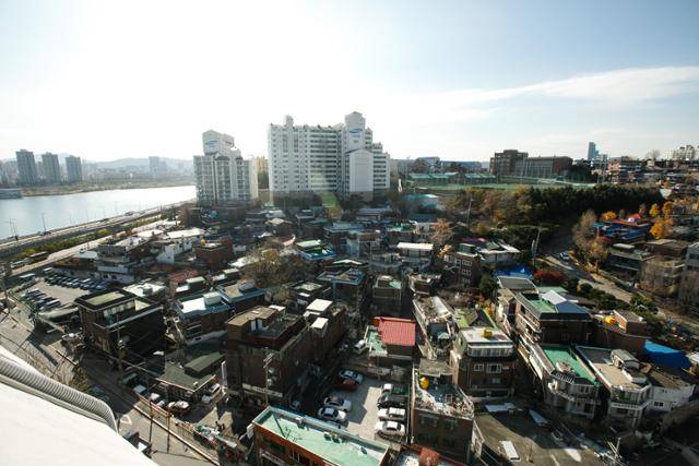 김여정 작가가 서울 용산구 보광동에서 카페를 운영하던 당시에 촬영한 보광동. 보광동은 여러 구역으로 나뉘어 차례로 재개발이 진행 중이다. 은행나무출판사