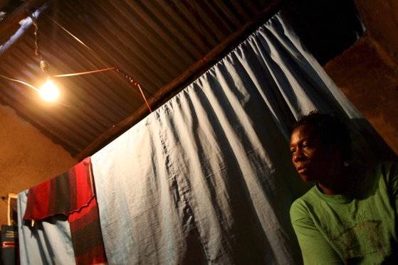 2006년 11월 촬영된 한 아프리카 여성 에이즈 환자입니다. 2005년 아프리카에선 에이즈로 200만명이 넘는 사람들이 사망했습니다. 포경 수술이 여성으로부터 남성으로 에이즈 바이러스 전파를 낮춰준다는 연구가 나오면서 이 무렵부터 아프리카에서 포경 수술이 엄청나게 늘기 시작했습니다. EPA=연합뉴스