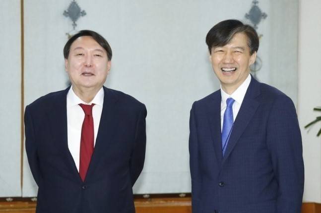 2019년 7월 25일 윤석열 당시 검찰총장이 임명장 수여식에 앞서 열린 차담회에서 조국 당시 민정수석과 대화하며 웃는 모습 / 사진=연합뉴스