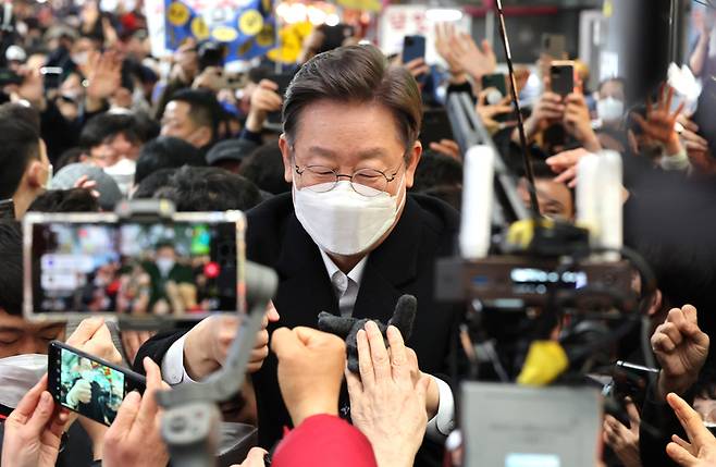 더불어민주당 이재명 대선후보가 27일 광주시 북구 말바우시장을 방문, 지지자와 인사하고 있다.  / 사진 = 연합뉴스