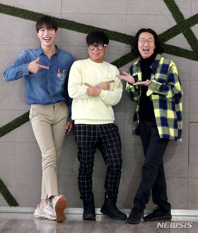 [서울=뉴시스] 추상철 기자 = 영화 '트로트는 인생이다'의 투케이 감독이 19일 오전 서울 중구 뉴시스 본사에서 인터뷰에 앞서 배우들과 함께  포즈를 취하고 있다. 가수 겸 배우 김동찬(왼쪽부터), 투케이 감독, 개그맨 김경진. 2022.01.19. scchoo@newsis.com