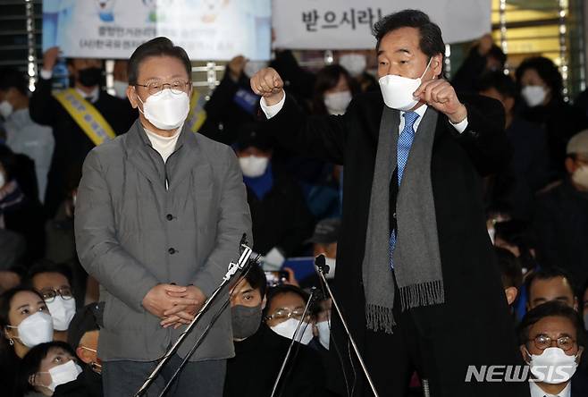 [광주=뉴시스] 최동준 기자 = 이재명 더불어민주당 대선 후보가 27일 광주 동구 '우다방' 충장로우체국 앞에서 이낙연 전 대표와 함께 지지를 호소하고 있다. ‘우다방'은 충장로우체국 앞 계단을 의미하며, 5.18 당시 시위 군중들의 예비 집결지이자 정보를 주고받았던 곳이었다. 2022.01.27. photocdj@newsis.com