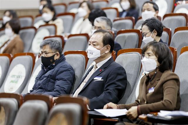 유동균(앞줄 가운데) 서울 마포구청장이 지난 24일 직원들과 함께 중대재해처벌법 교육을 받고 있다.마포구 제공