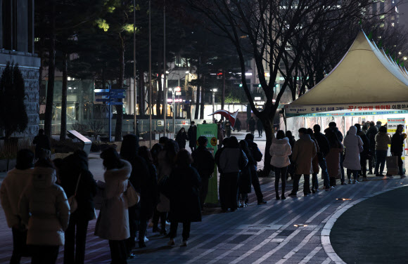 오미크론 확산세 계속 - 국내 오미크론 변이 확진자가 폭발적으로 증가하고 있는 27일 저녁 서울광장에 마련된 선별진료소를 찾은 시민들이 줄을 서서 검사를 기다리고 있다. 2022.1.27 연합뉴스