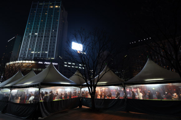 2022 서울의 밤 - 국내 오미크론 변이 확진자가 폭발적으로 증가하고 있는 27일 저녁 서울광장에 마련된 선별진료소를 찾은 시민들이 줄을 서서 검사를 기다리고 있다. 2022.1.27 연합뉴스