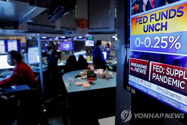 연준 금리 발표 주시하는 미 뉴욕 증권거래소 트레이더들 (뉴욕 로이터=연합뉴스) 26일(현지 시각) 미국 뉴욕 증권거래소(NYSE) 입회장에 설치된 스크린에 연방준비제도(FEDㆍ연준)의 금리 정책 속보가 중계되고 있다. 제롬 파월 연준 의장은 이날 연방공개시장위원회(FOMC) 정례회의를 마친 뒤 기자회견에서 기준금리를 올릴 여력이 충분하다는 입장을 밝혔다. 2022.1.27 jsmoon@yna.co.kr
