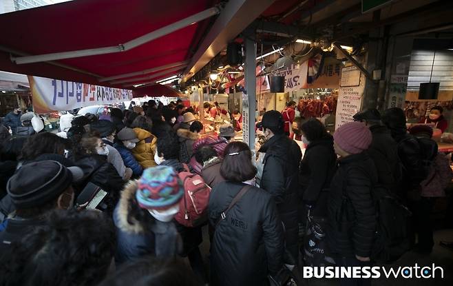 설 연휴를 하루 앞둔 28일 서울 경동시장에서 많은 시민들이 제수상 준비를 위해 육류를 구매하고 있다./사진=이명근 기자 qwe123@