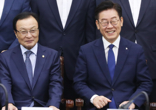 이해찬 전 더불어민주당 대표(왼쪽)와 이재명 대선후보.(사진=연합뉴스)