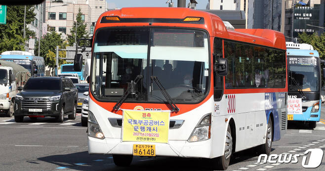 사진은 이날 합정역에서 3000번 버스가 운행되는 모습. 2021.10.22/뉴스1 © News1 김명섭 기자