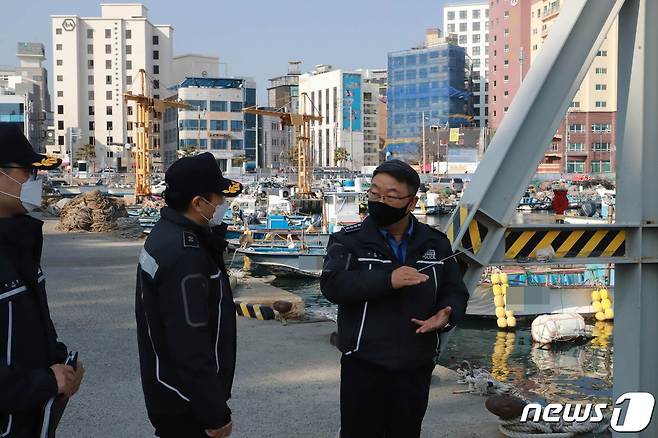 이병철 부산해경 서장(오른쪽 첫번째)이 현장에서 안전 점검을 하고 있다(부산해경 제공)© 뉴스1