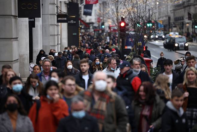 크리스마스를 이틀 앞둔 지난해 12월 23일(현지 시각) 런던 도심 리젠트 거리가 쇼핑객으로 북적이고 있다.