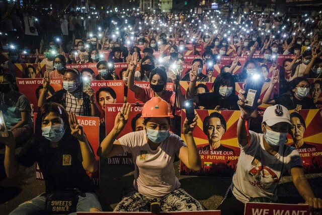 지난해 2월1일 미얀마 군부가 쿠데타를 일으켜 민간정부를 무너뜨린 뒤 3월12일 미얀마 시민들이 양곤에서 아웅산 수치 석방과 민간정부 회복을 요구하며 거리 시위를 벌이고 있다. 양곤/AFP 연합뉴스