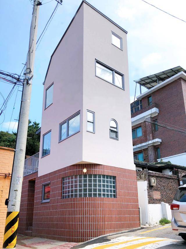 서울 서대문구에 위치한 1인 가구 단독주택 '만끽'은 3개 층 바닥 면적의 합이 약 18평인 작은 집이다. 1층은 벽돌 타일로, 2·3층은 스타코로 마감했다. 건물 한쪽 모서리를 곡선으로 처리해 부드러운 인상을 준다. 강준호 사진작가 제공
