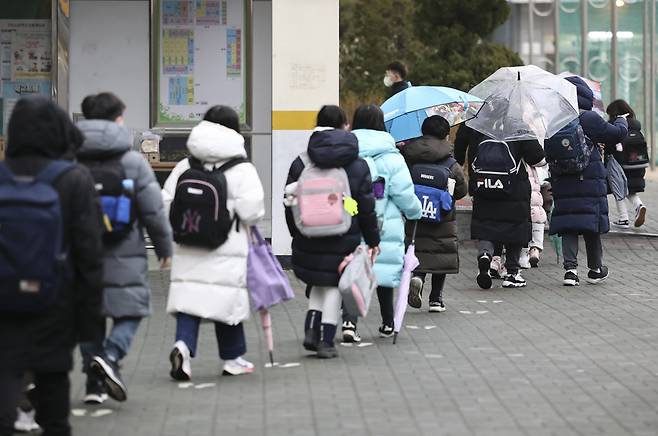 This photo shows students attending an elementary school in Seoul. (Yonhap)