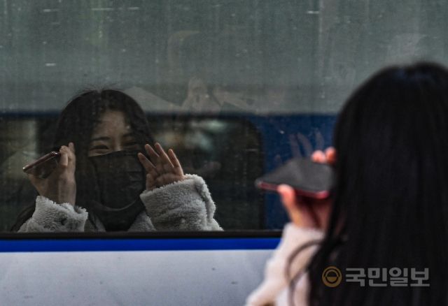28일 서울역에서 한 시민이 남자친구를 배웅하고 있다.