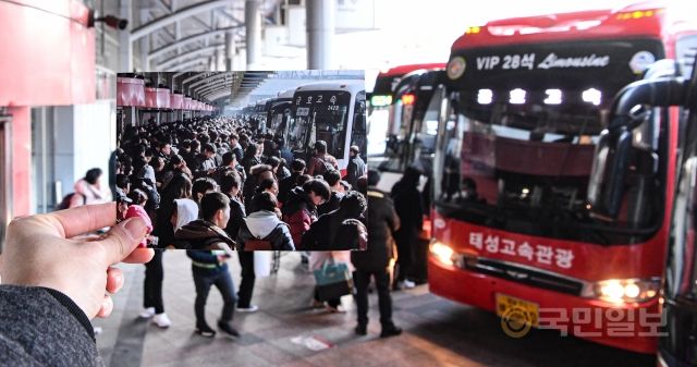 28일 서울고속버스터미널 호남선이 코로나19가 발생 전인 사진 속 2012년의 설날 귀성길 모습과는 달리 한산하다.