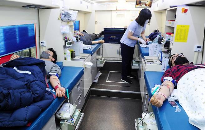 SK에코플랜트 구성원들이 헌혈 버스에서 헌혈에 동참하고 있는 모습. /사진제공=SK에코플랜트