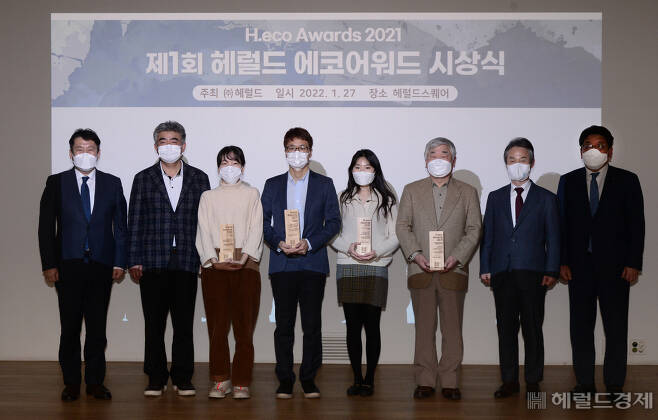 헤럴드가 국내 최고 권위 환경상을 목표로 제정한 ‘H.eco Awards 2021’ 시상식이 지난 27일 오후 서울 용산구 헤럴드 사옥 강당에서 개최됐다. 이날 행사에는 수상자들과 함께 정원주(왼쪽 두 번째) 헤럴드 회장, 안병옥(오른쪽에서 두 번째) 한국환경공단 이사장, 전창협(왼쪽 첫 번째) 헤럴드 대표, 최진영(오른쪽 첫 번째) 코리아헤럴드 대표 등이 참석했다. 장성은(왼쪽 세 번째부터) 요크 대표, 임병걸 커피큐브 대표, 김지윤 기후변화청년단체 대표, 김원호 에코피스아시아 이사장 등 수상자들이 기념촬영을 하고 있다. [사진=박해묵 기자]