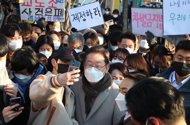 더불어민주당 이재명 대선 후보가 21일 서울 마포구 연남동 거리에서 열린 '걸어서 민심 속으로' 연남동 거리 걷기 행사에서 시민들과 기념사진을 찍고 있다. 연합뉴스