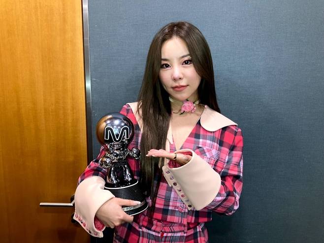 [서울=뉴시스] 가수 휘인. 2022.01.28.(사진=더 라이브 제공) photo@newsis.com*재판매 및 DB 금지 *재판매 및 DB 금지