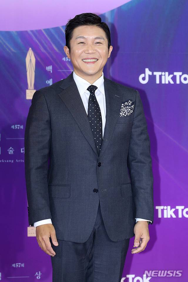 [서울=뉴시스]최진석 기자 = 조세호가 13일 오후 경기도 고양시 일산 킨텍스에서 열린 '제57회 백상예술대상' 시상식 레드카펫 행사에 참석해 포토타임을 갖고 있다. 2021.05.13. (사진=백상예술대상 사무국 제공) photo@newsis.com