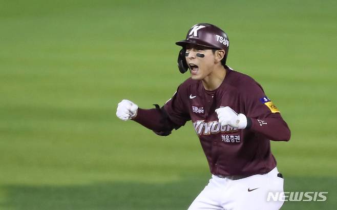 [서울=뉴시스] 추상철 기자 = 2일 오후 서울 송파구 잠실야구장에서 열린 2021 KBO 포스트시즌 와일드카드 결정 2차전 키움 히어로즈와 두산 베어스의 경기, 5회초 2사 주자 만루 키움 이정후가 3타점 2루타를 때린후 기뻐하고 있다. 2021.11.02. scchoo@newsis.com
