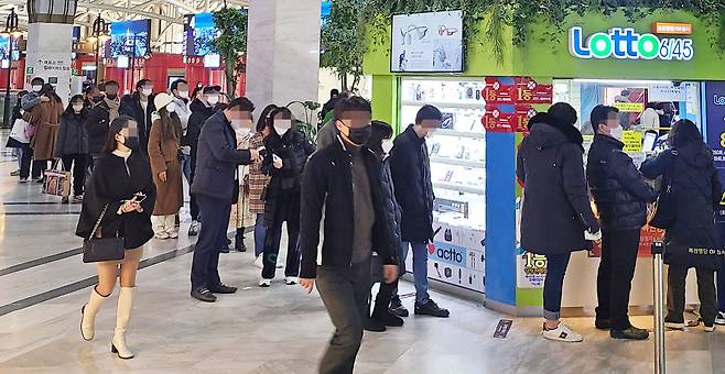새해 첫날인 지난 1월 1일 오후 서울 시내 한 로또 판매점 앞에 시민들이 줄지어 서있다. /연합뉴스