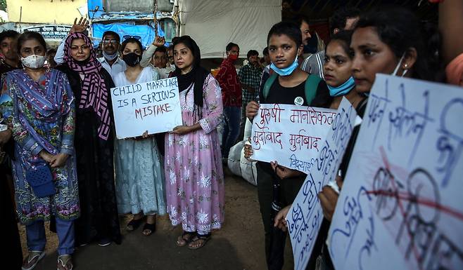 지난해 9월 25일 인도 뭄바이에서 성폭행 근절을 요구하는 시위대 모습 /EPA 연합뉴스