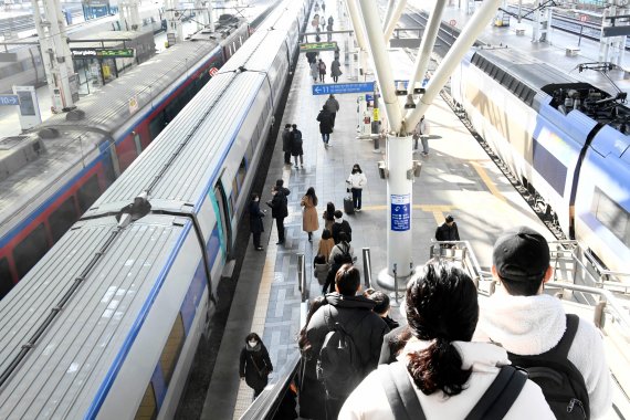 설 명절을 앞둔 지난 27일 귀성객들이 서울역에서 열차를 타고 고향으로 향하고 있다. 사진=박범준 기자