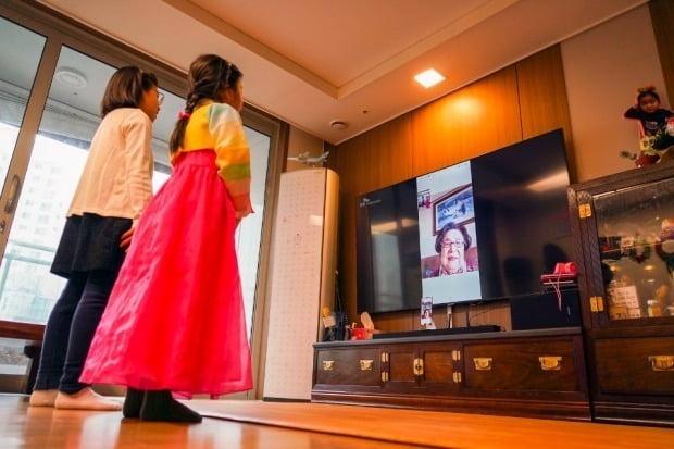 2021년 9월 추석 연휴 기간 동안 가족들이 영상통화로 인사를 나누고 있는 모습. SK텔레콤 제공