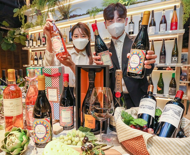 서울 삼성동 현대백화점 무역센터점 와인웍스 매장에서 모델들이 명품 브랜드 소속 와이너리의 와인을 소개하고 있다. <사진제공=현대백화점>