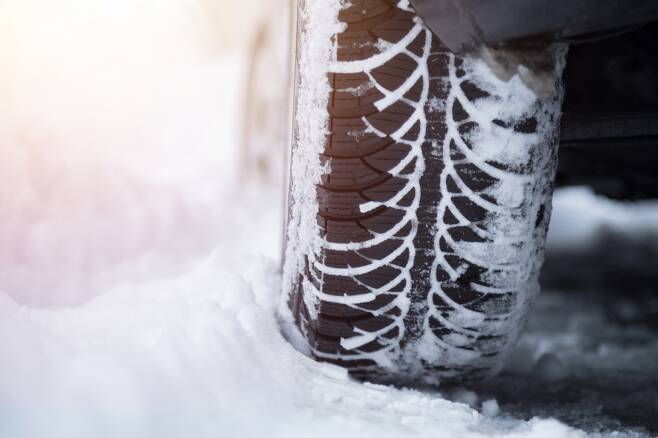 겨울철 안전운전을 위해서는 타이어를 꼼꼼하게 점검해야 한다. /사진=이미지투데이