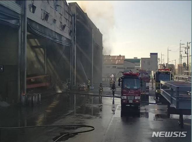 [군산=뉴시스]윤난슬 기자 = 29일 오후 2시 57분께 전북 군산시 오식도동의 한 도색 공장에서 불이 났다.2022.01.29.(사진=전북소방 제공)