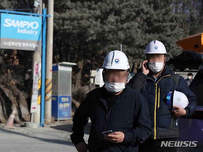 [양주=뉴시스] 조수정 기자 = 29일 경기 양주시 은현면 도하리 삼표산업 양주사업소 석재채취장에서 발생한 토사 붕괴사고 현장에 고용노동부 특별사법경찰관 근로감독관이 도착해 있다. 이날 오전 10시 8분께 골재채취 작업 중 토사가 무너져내리며 작업자 3명이 매몰됐고 그 중 1명이 숨진채 발견돼 3시 6분께 시신을 수습, 병원으로 이송했다. 2022.01.29. chocrystal@newsis.com