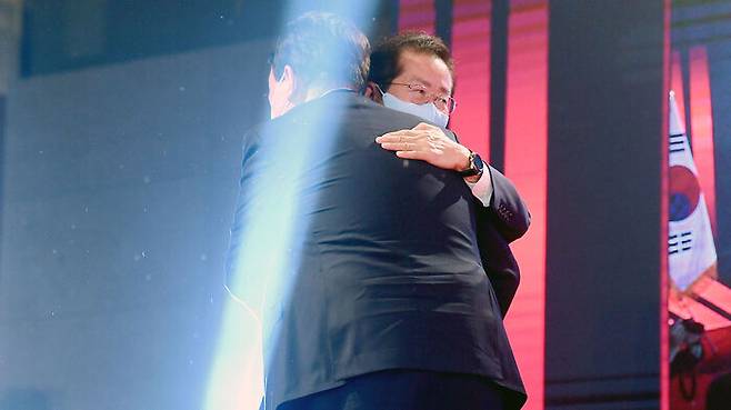 경선 당시 윤석열 후보와 포옹하는 홍준표 후보