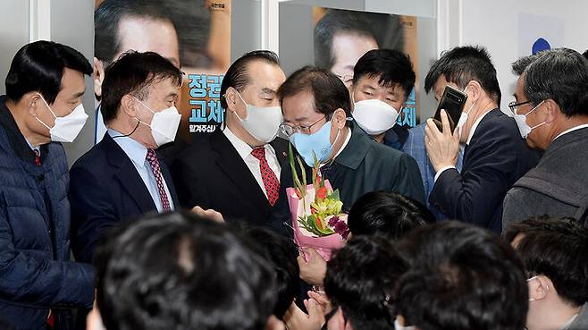 여의도 캠프 사무실에서 열린 해단식에 참석한 홍준표 후보