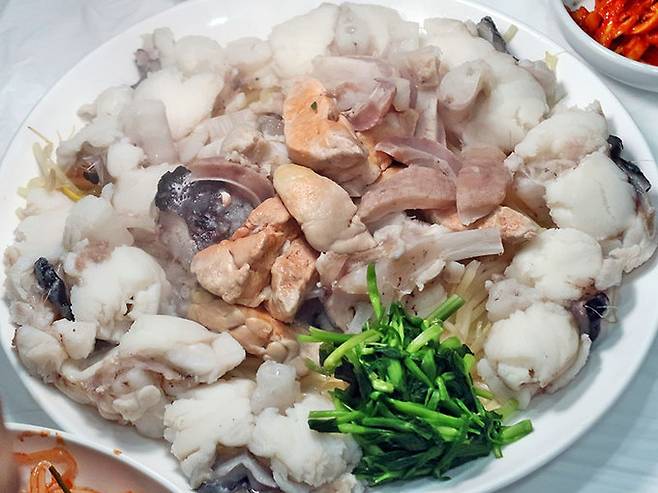 ‘감포일출복어’의 아귀 수육