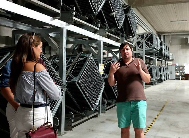 기로팔레트를 설명하는 자끄.