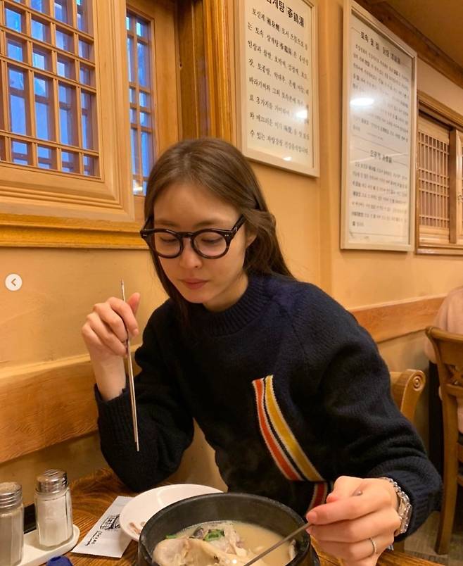 Lee Yeon-hee posted two photos on her 29th day with an article entitled To Be a Body: Daily Stargram on her Instagram.Lee Yeon-hee in the public photo is looking at a restaurant to eat Samgyetang. Lee Yeon-hee is wearing horn glasses and looking at the camera with a pale smile.The fans who watched the photos responded that you are digesting these glasses, beauty that does not cover even if you use glasses, I want you to wear your face.Meanwhile, Lee Yeon-hee marriages her non-entertainment boyfriend in June 2020, challenging her first Play stage through Play King Lear last year.