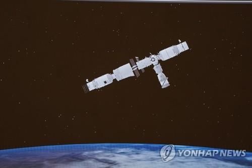 우주정거장과 도킹 성공한 중국 유인우주선 '선저우 13호' [베이징 신화=연합뉴스 자료사진] 중국의 유인 우주선 '선저우(神舟) 13호'가 우주정거장 핵심모듈인 '톈허'(天和)에 성공적으로 도킹한 모습으로, 2021년 10월 16일 베이징 우주통제센터(BACC) 내 스크린에 비친 영상을 캡처한 사진이다. 중국의 독자 우주정거장인 '톈궁'(天宮) 건설 프로젝트를 지원할 선저우 13호는 이날 새벽 '창정(長征)-2F 야오(遼)-13호' 로켓에 실려 우주로 발사됐다.
    leekm@yna.co.kr