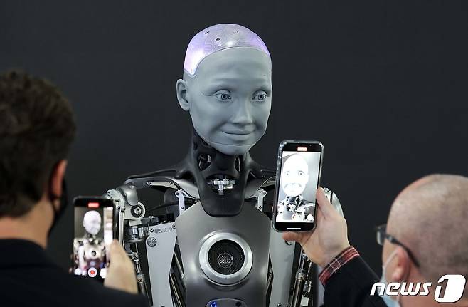 지난 6일(현지시간) 미국 라스베이거스에서 열린 'CES 2022''에서 영국의 로봇기업 엔지니어드아트의 휴머노이드 로봇 아메카가 전시돼 있다. 2022.1.7/뉴스1 © News1 조태형 기자