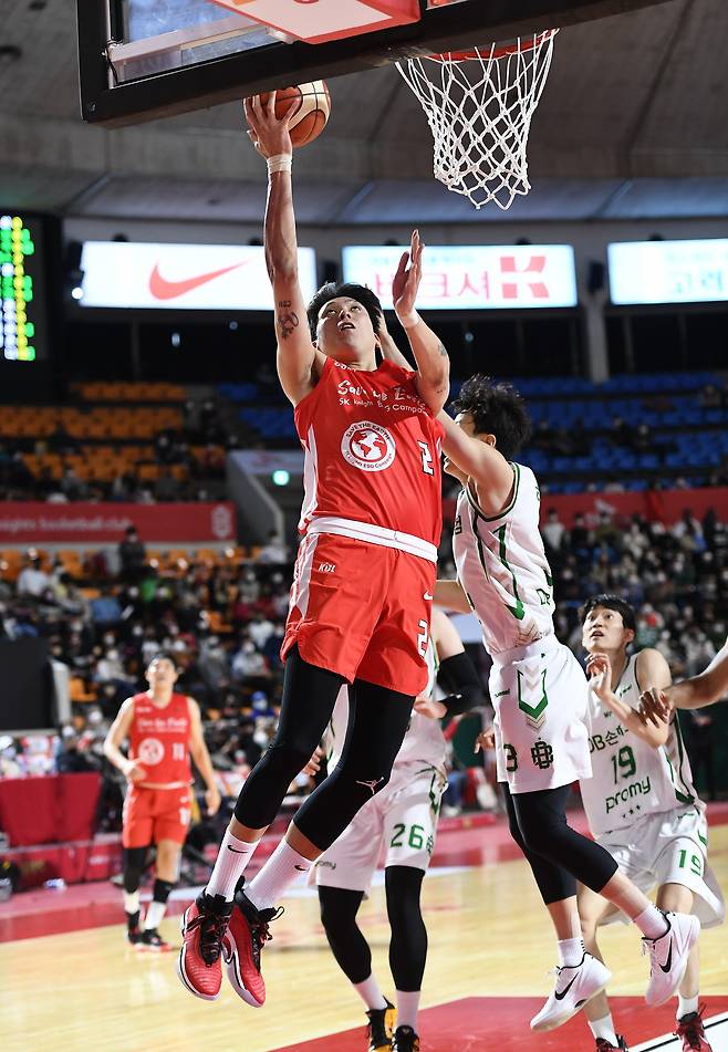 서울 SK 최준용이 30일 원주 DB와의 경기에서 레이업을 시도하고 있다.(KBL 제공) © 뉴스1