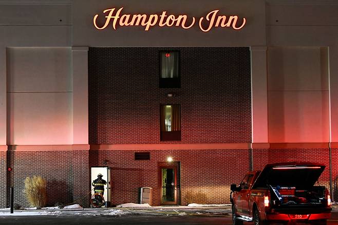 29일(현지 시각) 미국 오하이오주 메리스빌의 호텔 '햄프턴 인' 수영장에서 다수의 사람들이 의식을 잃었다는 신고에 소방대원들이 출동하고 있다./로이터 연합뉴스