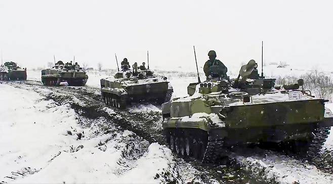 26일(현지 시각) 러시아 군용 차량이 우크라이나와 인접한 남부 로스토프 지역의 훈련장에서 이동하고 있다./AP 연합뉴스