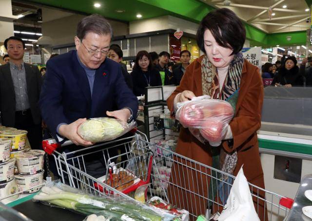 2020년 1월 13일 문재인 대통령이 설 명절을 앞두고 서울 서초구 양재동 농협 농수산물유통센터를 방문, 농수산물을 구입하고 있다. 왕태석 선임기자